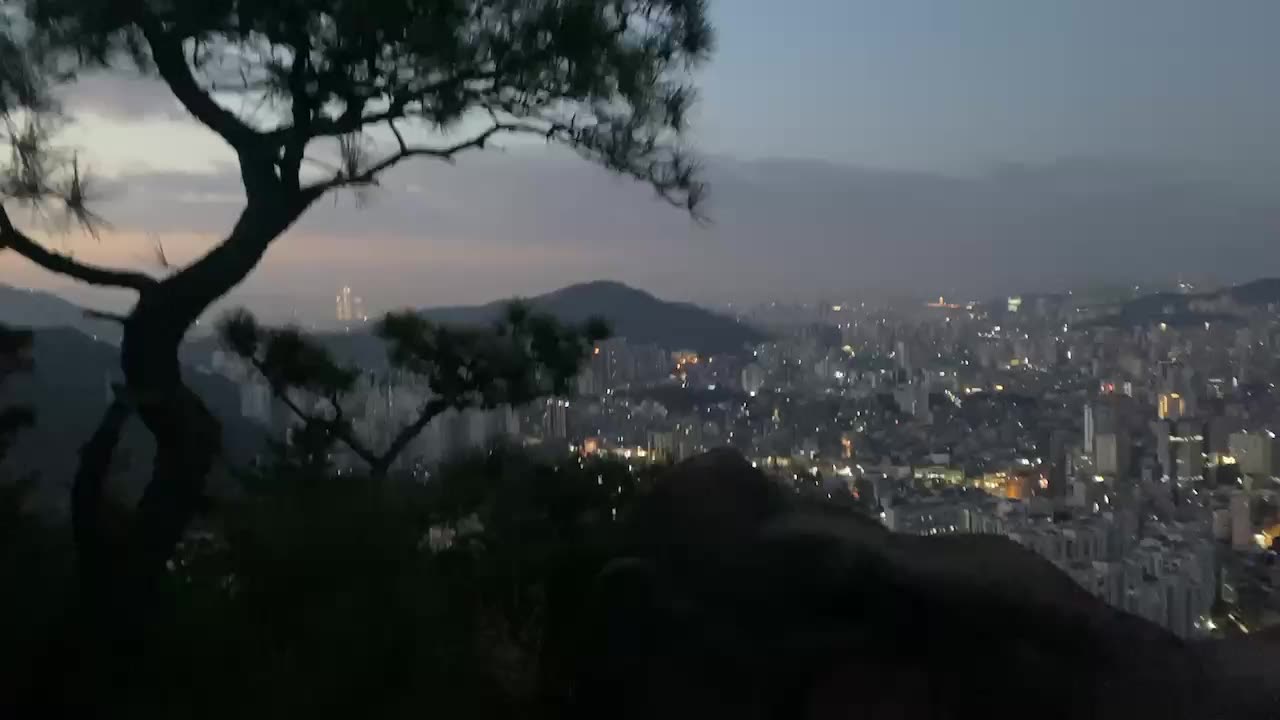 A view of the dawn from the top of a mountain that went up at dawn in Korea.