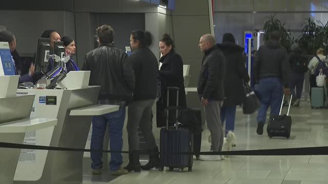 Airlines offer waivers to travelers ahead of winter storm