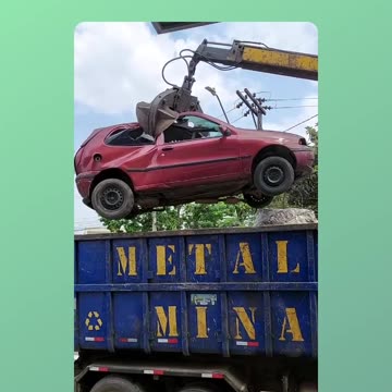 Cars abandoned on the streets of São Paulo being collected for destruction