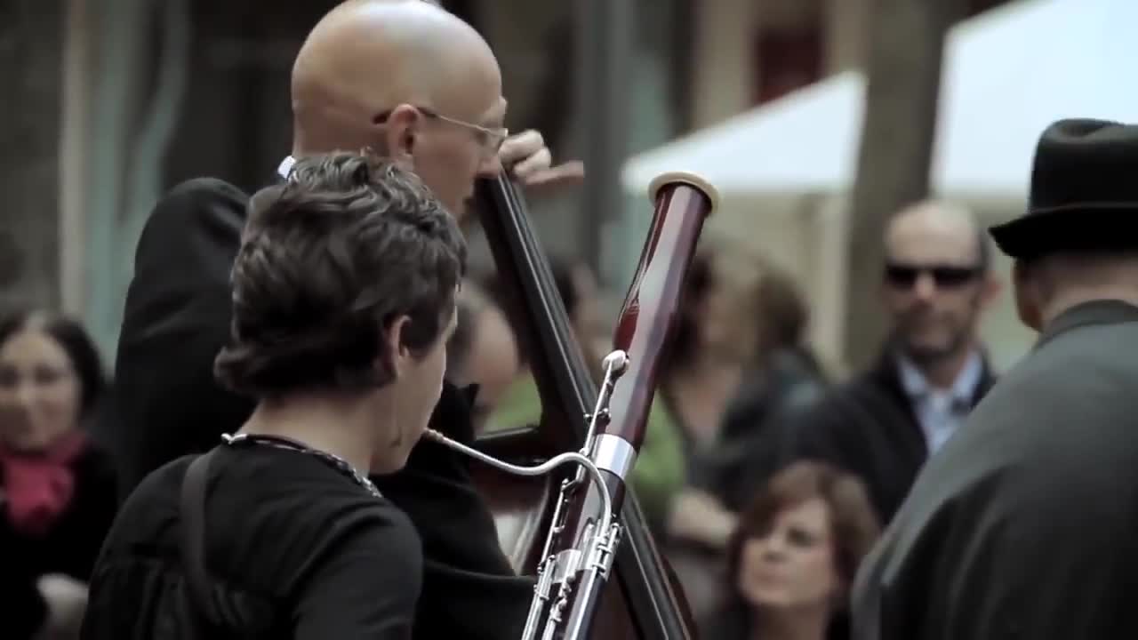 AMAZING - Flash Mob - Started by one little girl - Ode to Joy