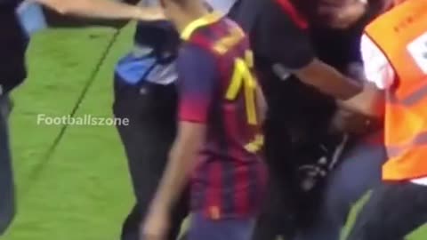 Crazy fan attacks Neymar 😳