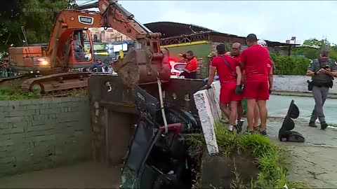 In Grande sao Paulo, a man died after his car fell into a creek during the storm