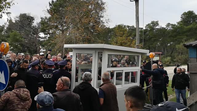 Proteste ne Divjake, banoret shembin biletarine