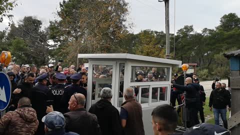 Proteste ne Divjake, banoret shembin biletarine