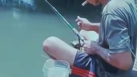 Sedang mancing kejebur ke kolam