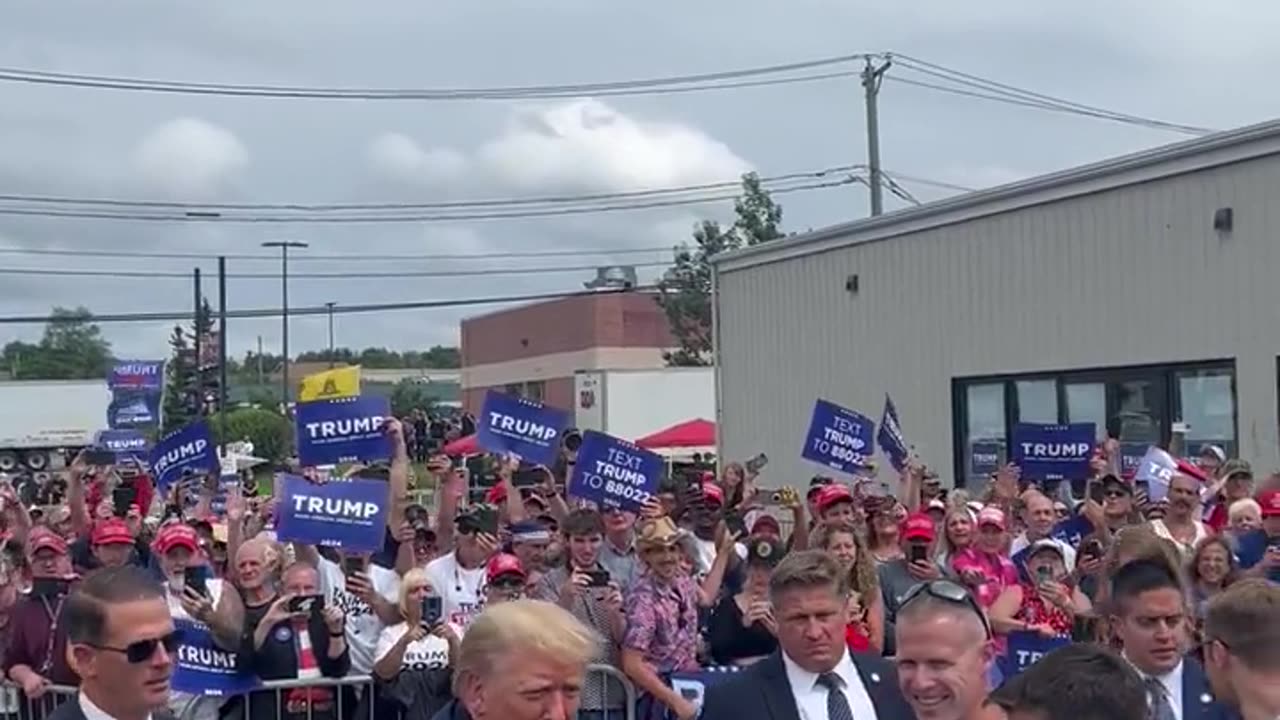 Massive Crowd Excitedly Welcomes Trump Into Swing State Of New Hampshire