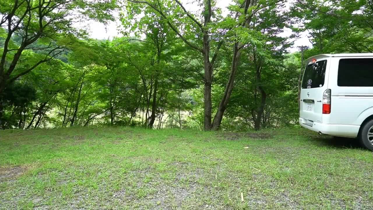 You can go camping alone by car and enjoy the chirping of insects outdoors