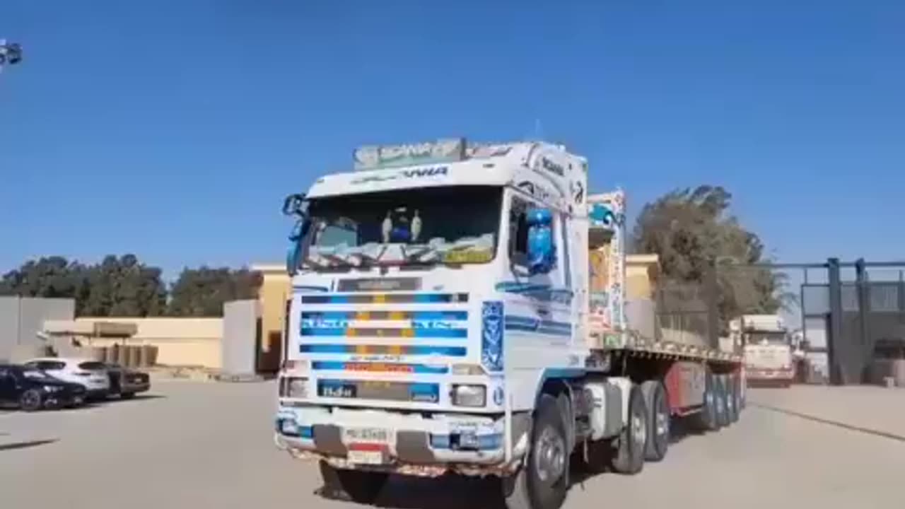 600 humanitarian aid trucks have been halted at the Rafah border crossing