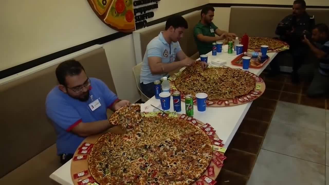 Iraquianos participam de competição para comer pizza de 80 cm