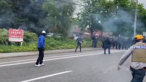 Antifa black bloc lancent des feux d'artifice sur les Proud Boys patriotes