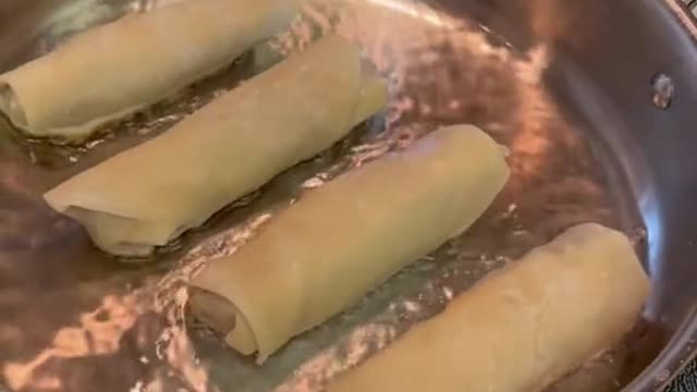 Cheeseburger rolls 👀