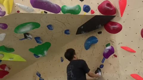 Big hand rock climbing exploration hall, roof line is a little handsome
