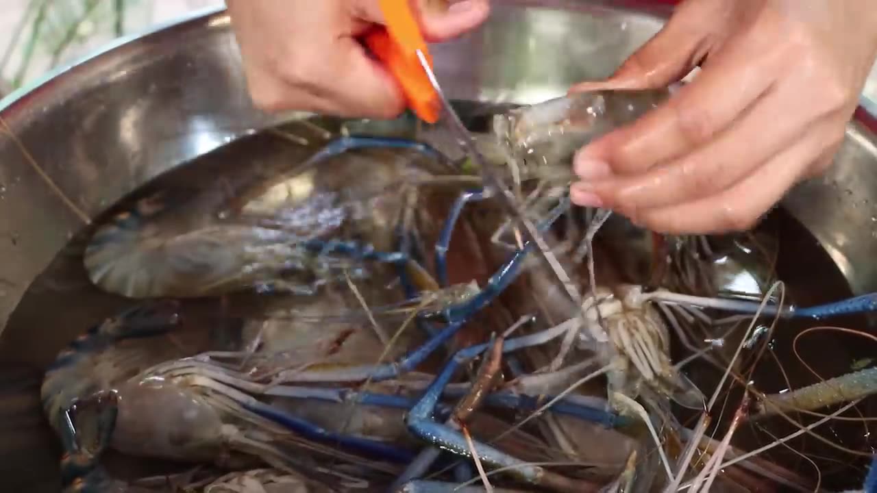 Market show, Yummy shrimp tom yum soup cooking / Shrimp recipe