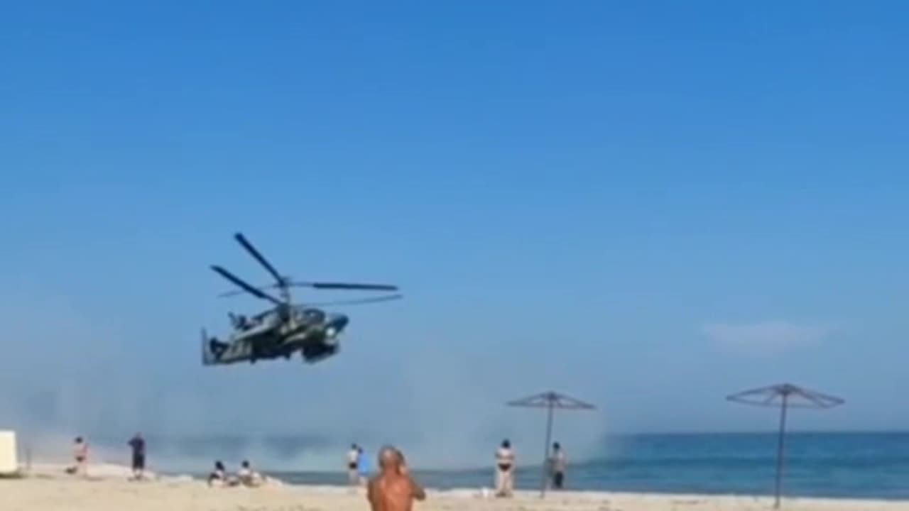 Ruský vrtulník na pláži Krymu