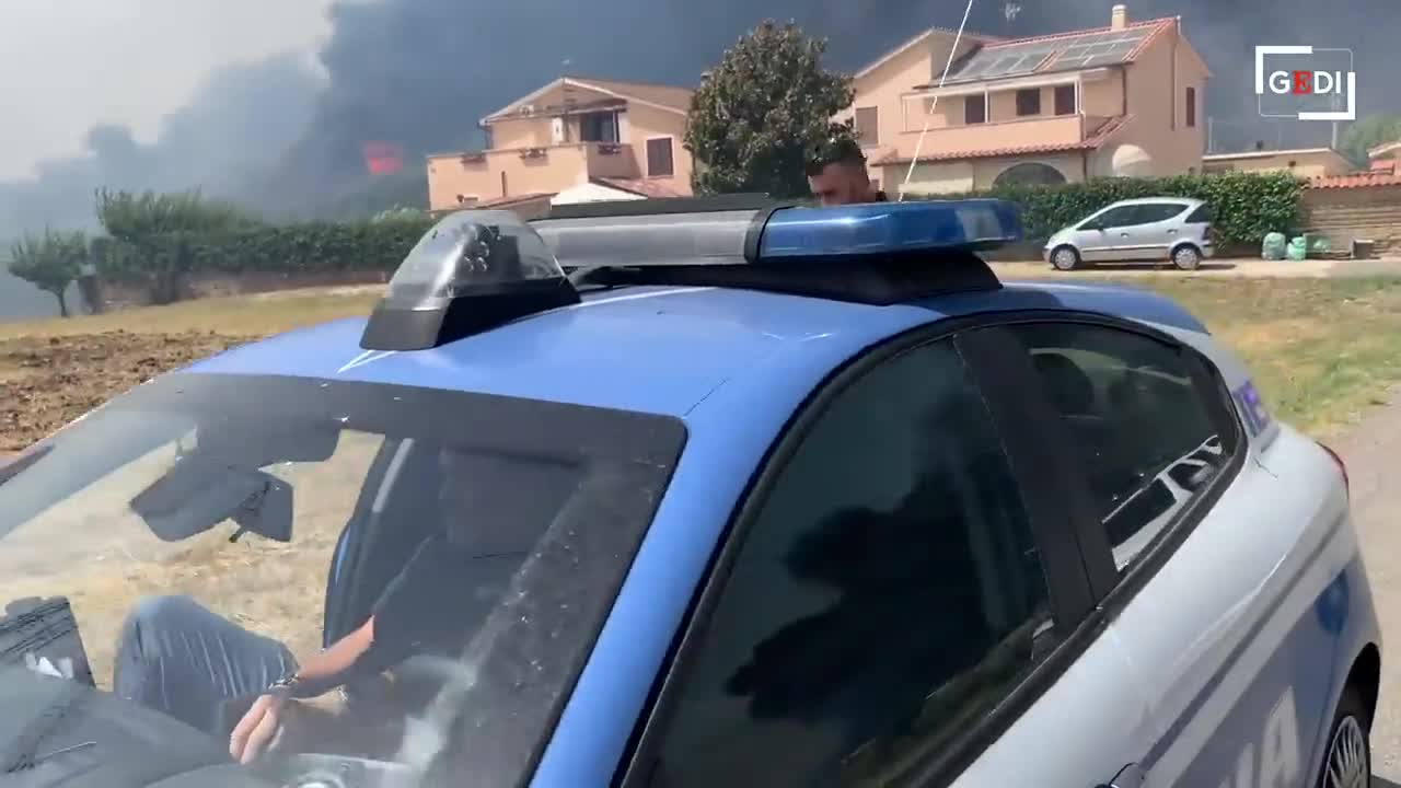 Mega incendio a Roma, le fiamme non si fermano. Le operazioni di messa in sicurezza