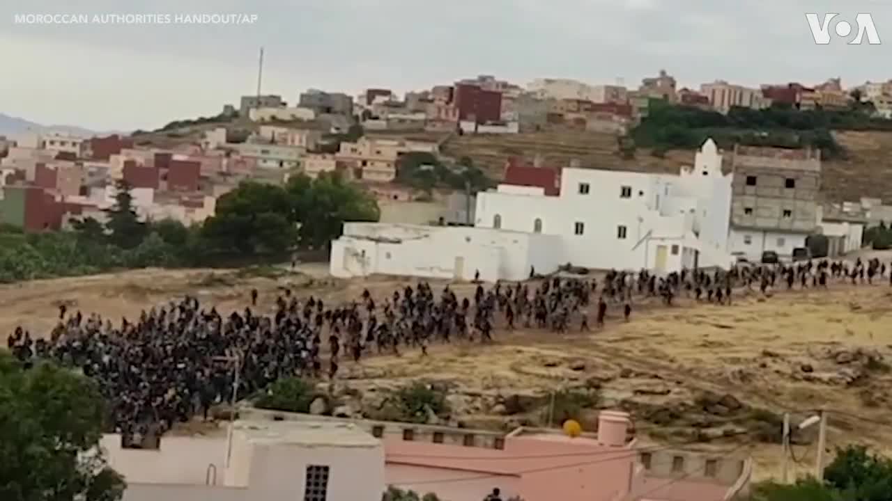 Dramatic Video of Migrants Trying to Enter Spain