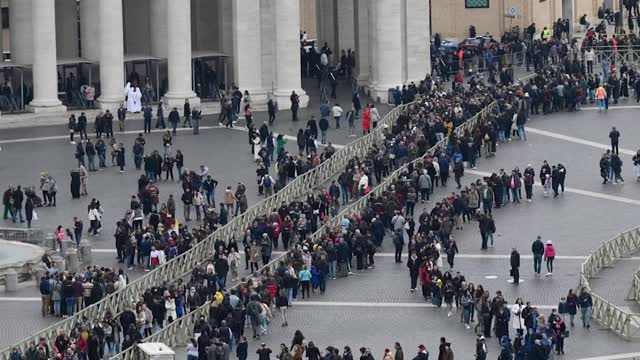 25,000 people paid homage to former Pope Benedict XVI on Tuesday morning