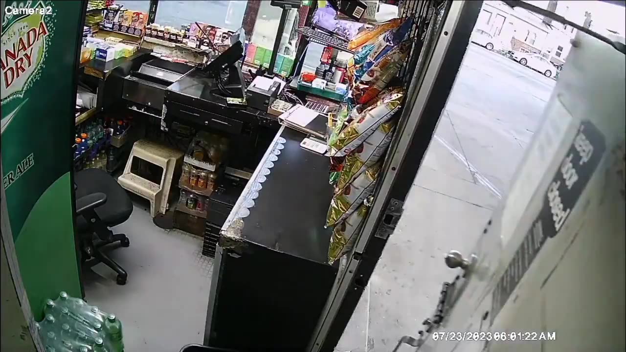 man shooting a store employee during robbery Philadelphia.