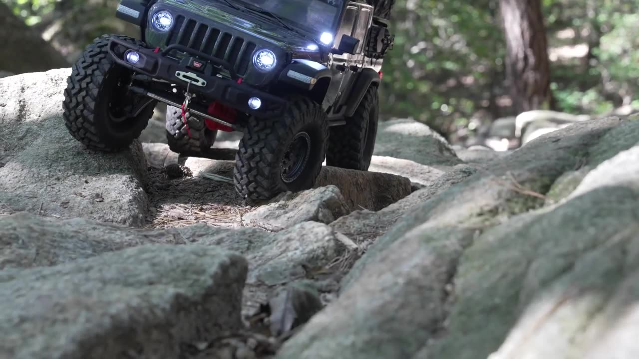 #006 JEEP GLADIATOR AXIAL SCX10iii RC CAR climbing a mountain