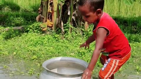 Amazing Little boy hand technique to catching fish