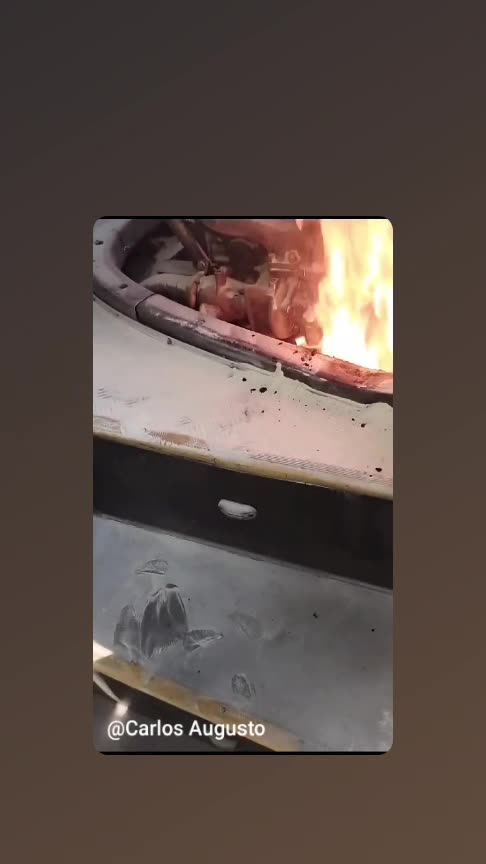 Urban bus catches fire in gearbox and drivers unite to fight fire