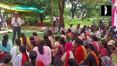 संविदा शिक्षकों ने दिया कलेक्ट्रेट में धरना, क्रमोन्नति की मांग को लेकर दिया धरना