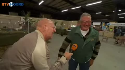 LAUGHING🤣IT UP AT THE FABRICATED CHICKEN🐔FARM👨‍🌾SETUP😎
