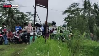 NEKAD! WARGA MENYEBRANGI ARUS DERAS SUNGAI CITANDUY_INFO TERKINI