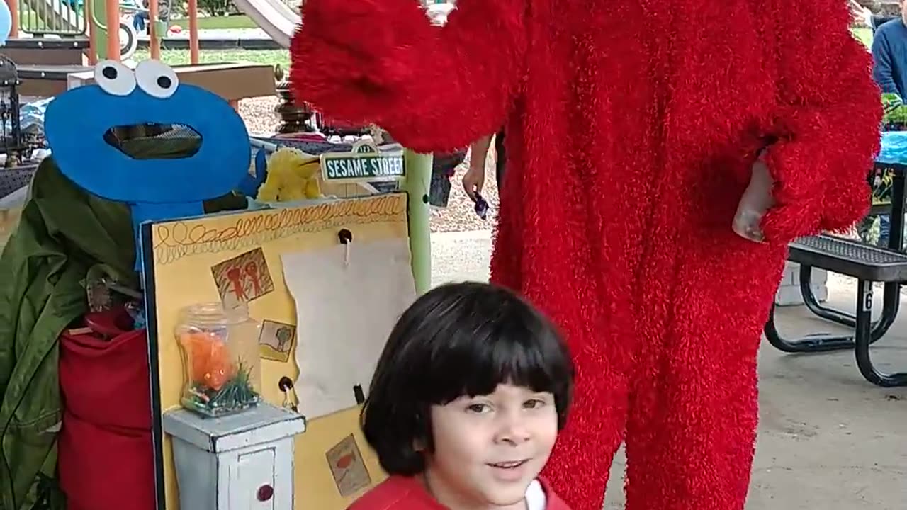 Houston mascot party character sesame pal Elmo teaches friends how to feed Dorothy the goldfish