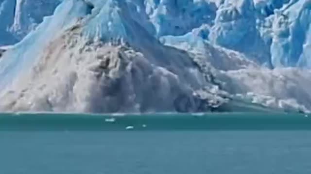 Instantaneous melting of iceberg