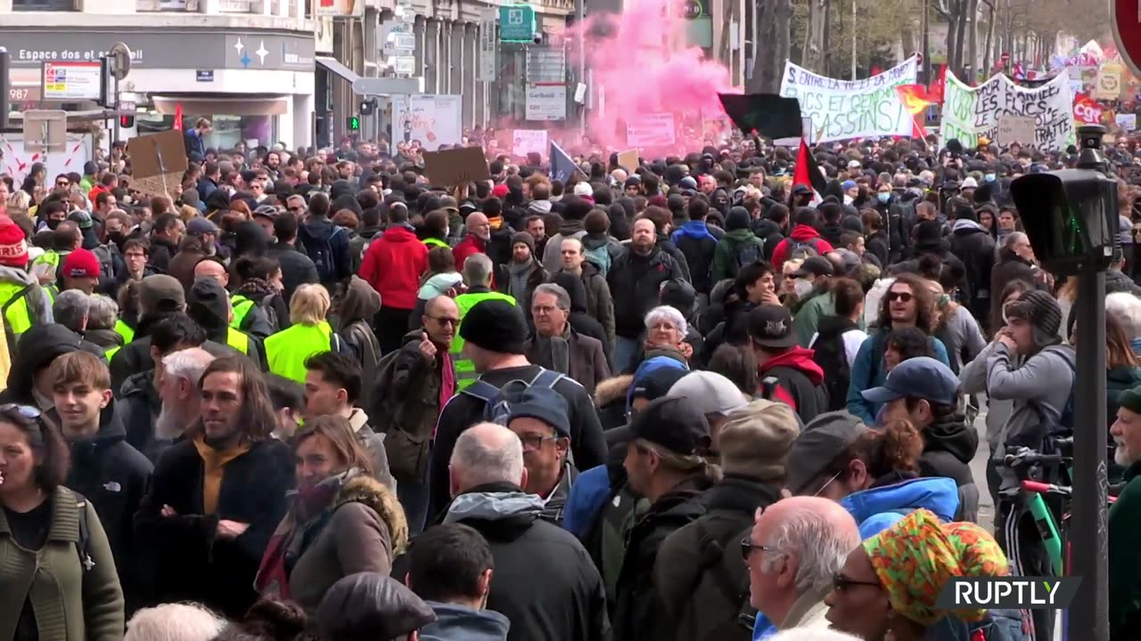 Lyon / France: Police use water cannon, tear gas against pension reform protesters - 28.03.2023