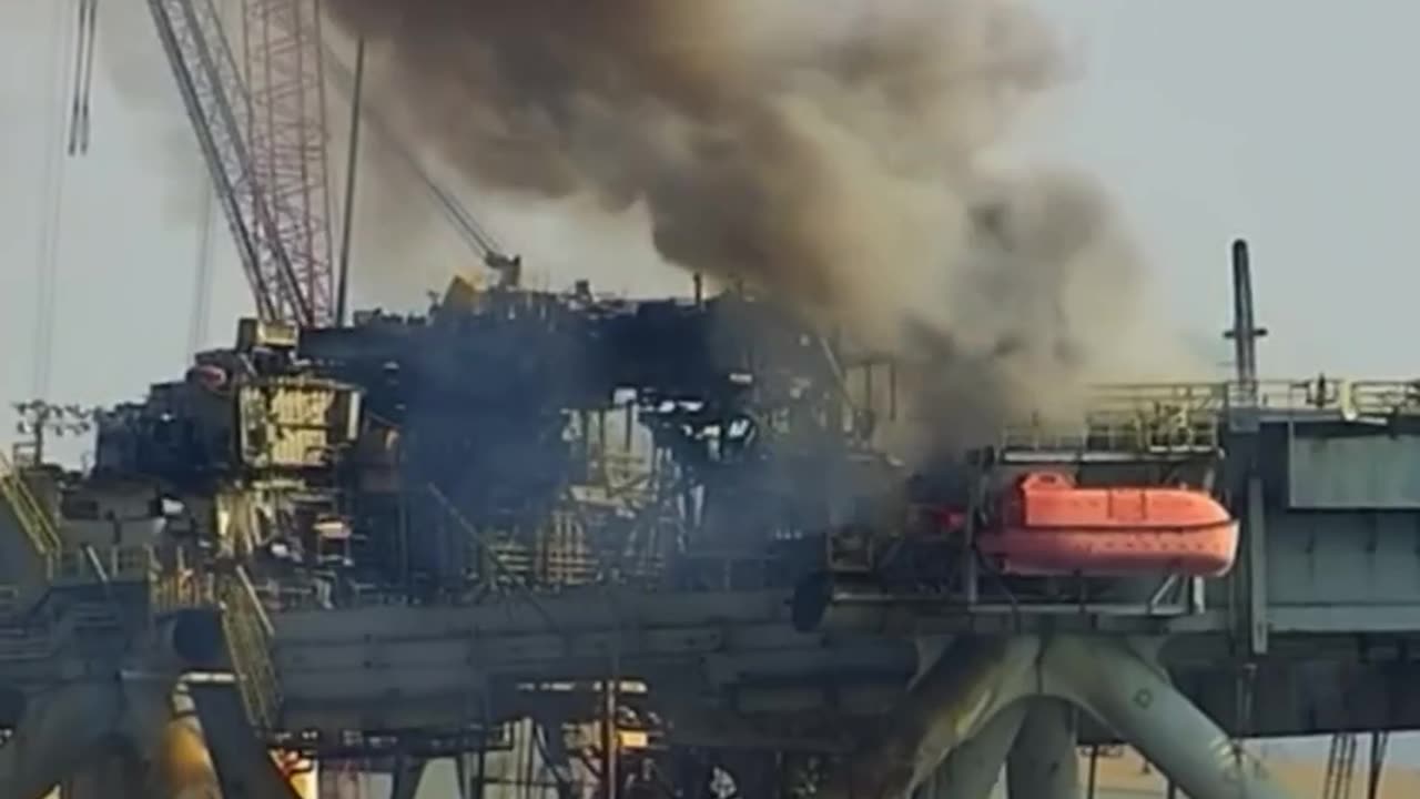 Large fire breaks out at a multi-story oil rig with hazardous materials burning - Mobile, Alabama