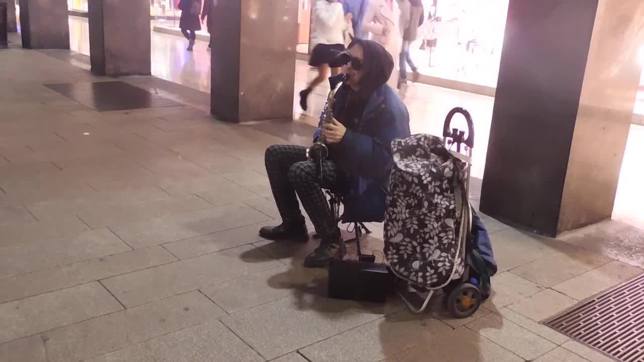 SASSOFONISTA IN CORSO VITTORIO EMANUELE - ARTISTA DI STRADA