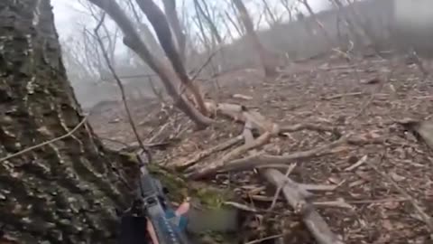 Вон голова торчит! Уже не торчит. Кадры штурма позиций ВСУ от первого лица.