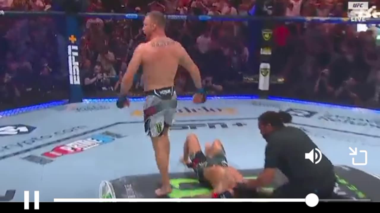 Justin gaethje knocks out Dustin poirier