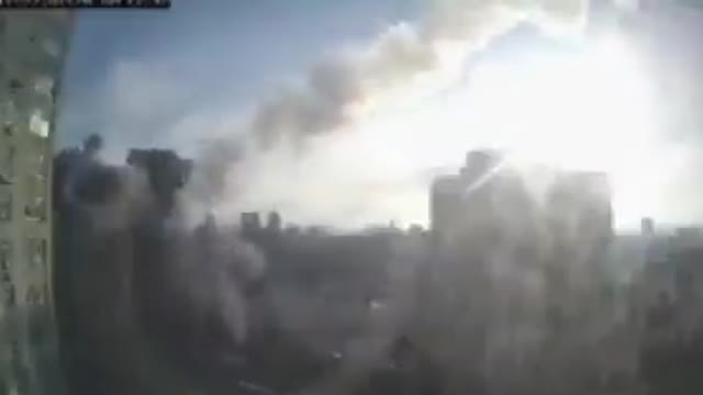 Missile attack on building in #Kyiv captured in CCTV.
