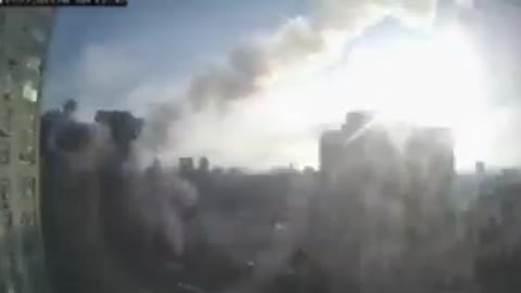 Missile attack on building in #Kyiv captured in CCTV.