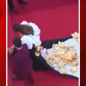 కేన్స్ ఫిల్మ్ ఫెస్టివల్‌లో చేతికి కట్టుతో ఐశ్వర్య #short #aishwaryarai #cannesfilmfestival