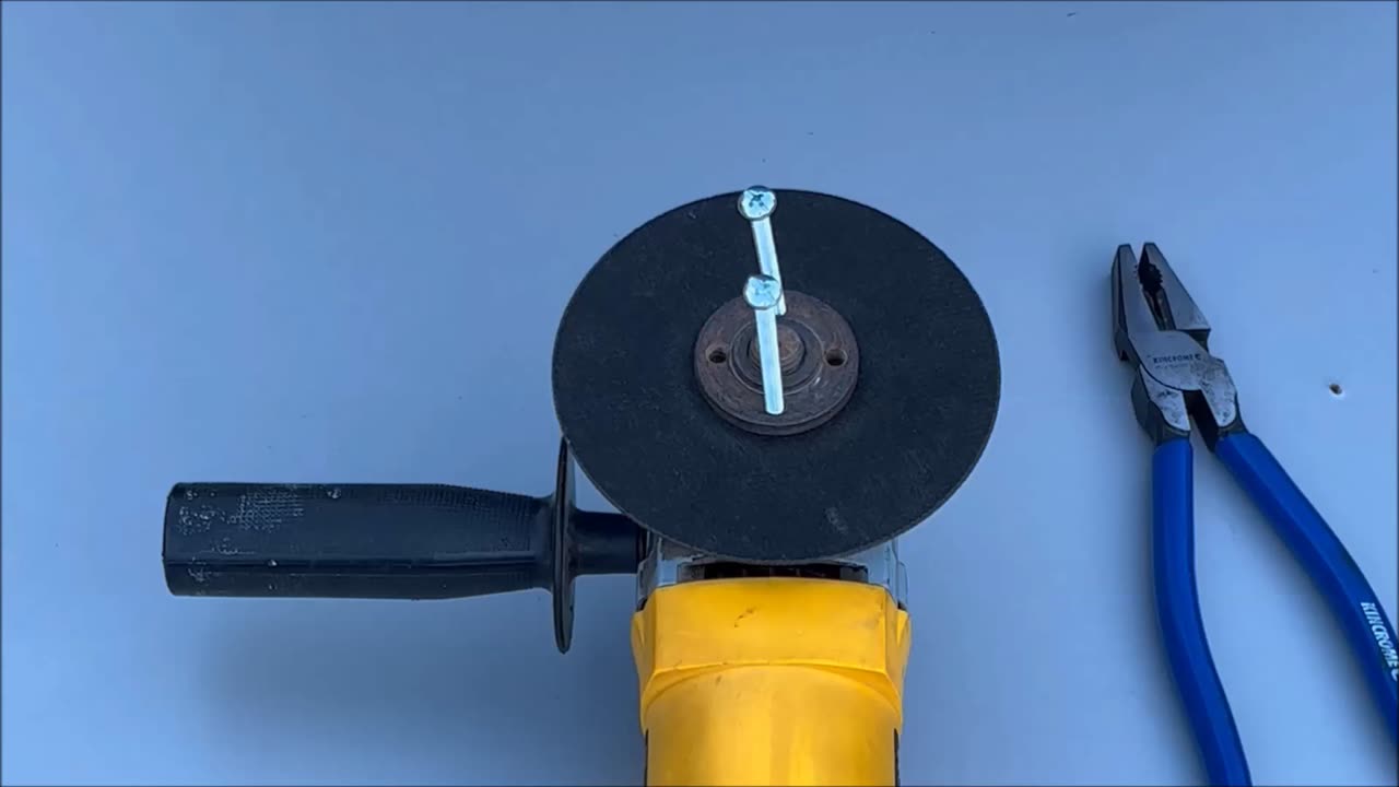 How to Remove an Angle Grinder Disc without a Pin Wrench