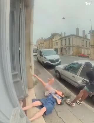 Frankreich: Migrant greift eine Frau und ein kleines Mädchen auf offener Strasse an