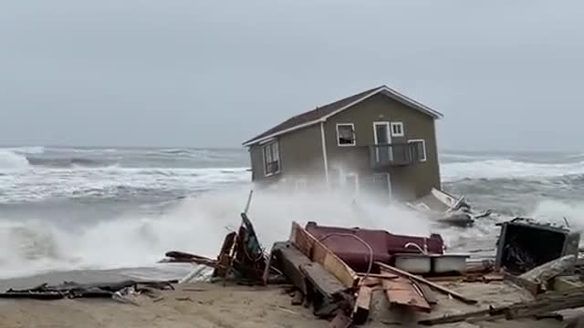 WATCH: House on stilts collapses into the Atlantic Ocean in North Carolina