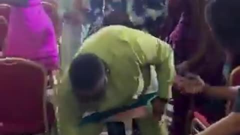 Man dances in church and was begged by the usher