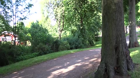 Promenad genom Slottsparken, bort mot Slottscaféet i Landskrona 14 Juli 2017