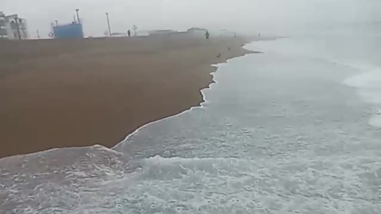 Interesante como las olas "expelen" la niebla marina. Playa Villa, Chorrillos, Lima, 16-7-23