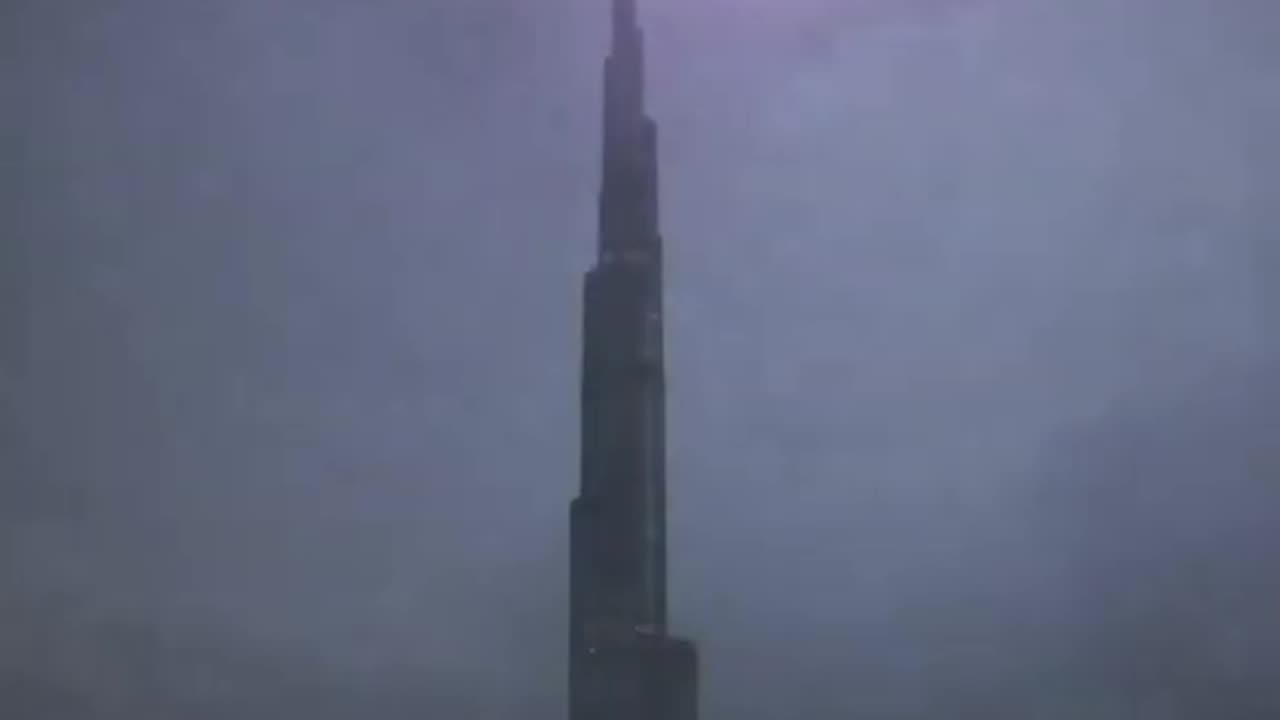 Burjkhalifa lightening thunderstorm in slow mo (old video)