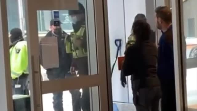 Police Intimidation @ Ottawa Cafe "Don't Open The Door!" Kyle Cardinal Feb.20 2022