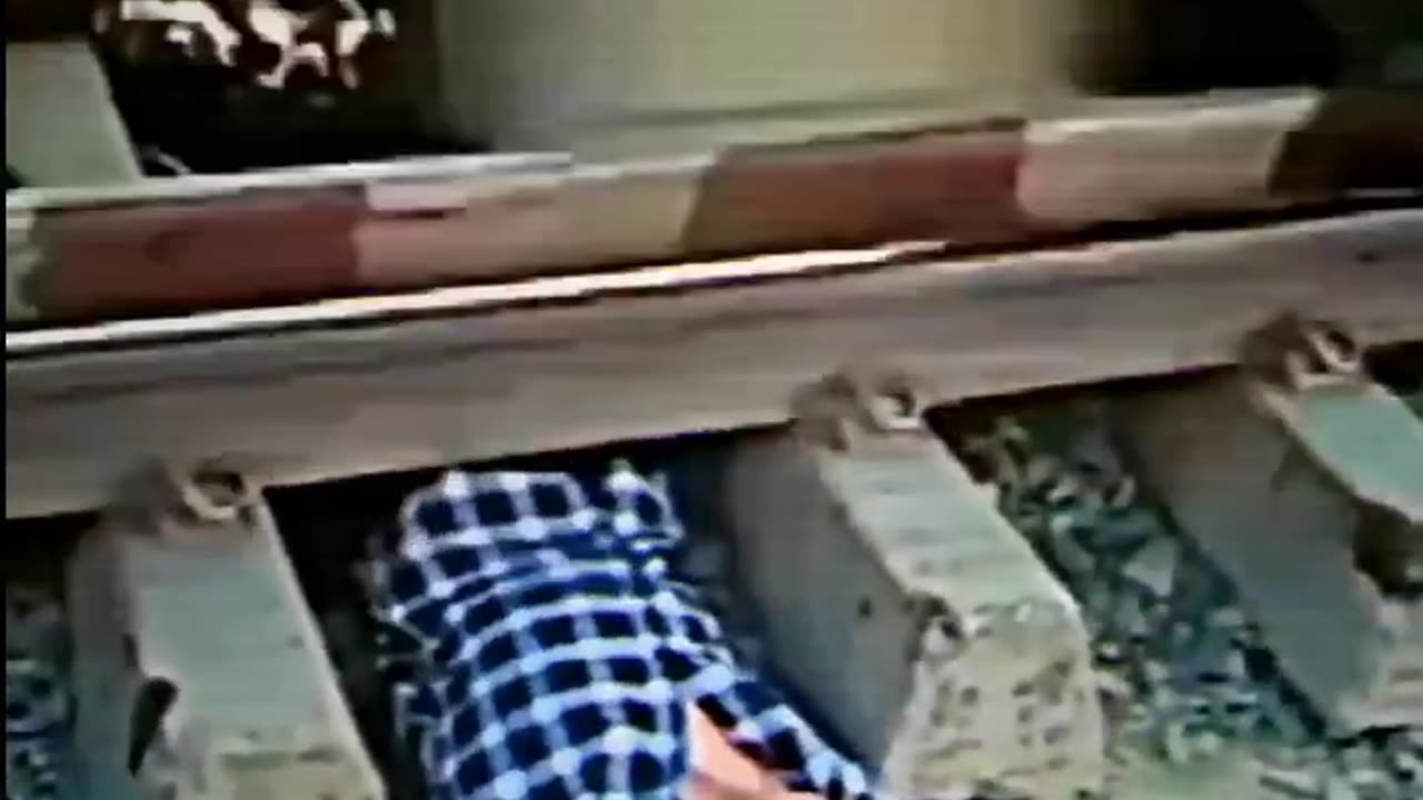 ट्रेन के नीचे लड़का लेट गया