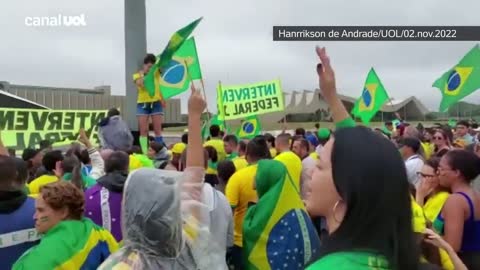 Bolsonaristas pedem intervenção e que Exército 'saia do quartel' em Brasília