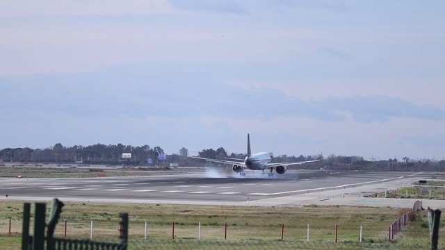 DANGEROUS Landing in Barcelona