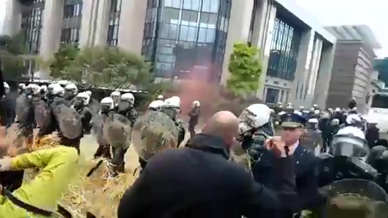 Dutch Farmers are spraying the government buildings and riot police with 💩 💩